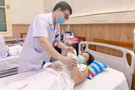 ThS.BS. Cao Đình Bằng khám lại cho chị H. sau mổ (Ảnh - BVCC) 