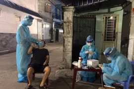 Sinh viên tình nguyện lấy mẫu ngay trong đêm (Ảnh - Diễm Hằng) 