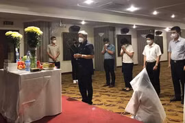 Thứ trưởng Bộ Y tế Nguyễn Trường Sơn động viên, chia sẻ mất mát với sinh viên Dương Thị Anh (Ảnh - BYT) 