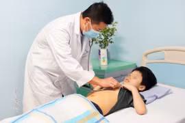 PGS.TS. Phạm Duy Hiền - Phó Giám đốc Bệnh viện Nhi Trung ương - khám cho bệnh nhi (Ảnh - BVCC)