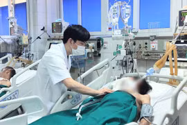 ThS. BS. Đồng Phú Khiêm chăm sóc cho bệnh nhân đang điều trị ở bệnh viện (Ảnh - Minh Thuý) 