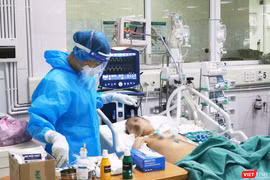 Bác sĩ chăm sóc cho bệnh nhân COVID-19 nặng (Ảnh - Minh Thuý) 