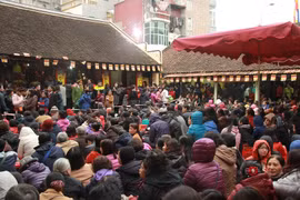 Người dân đi lễ chùa (Ảnh - TL) 