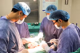 Các bác sĩ phẫu thuật dương vật cho bệnh nhân (Ảnh - BVCC) 
