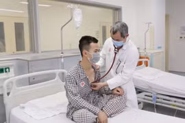 Bác sĩ khám cho bệnh nhân sau phẫu thuật lấy dị vật kim khí gây thủng màng tim (Ảnh - BVCC) 