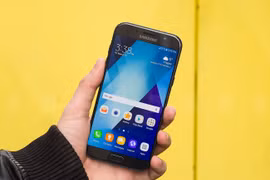 Smartphone tầm trung của Samsung sẽ sớm được cài Bixby