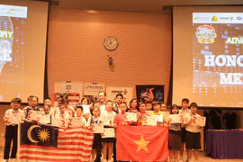 Đoàn Việt Nam nhận giải thưởng tại Wecode quốc tế 2017 tại Malaysia. Ảnh: Lan Anh.