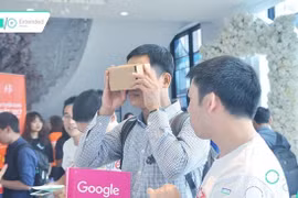 Người tham dự hào hứng trải nghiệm Google Cardboard tại sự kiện Google I/O Extended 2017 do GDG Hanoi tổ chức vào tháng 7 vừa qua. Ảnh: Xuân Lan