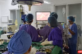 Các bác sĩ phẫu thuật cắt u gan nội soi cho bệnh nhân.