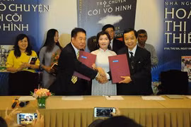 Bà Hoàng Thị Thiêm (áo trắng, ở giữa) tại buổi ra mắt cuốn tự truyện hồi năm 2017. Bên phải là ông Nguyễn Văn Phước - Giám đốc First News (Ảnh: Hoà Bình) 