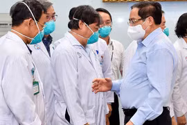 Thủ tướng đến thăm, động viên đội ngũ thầy thuốc của BV Chợ Rẫy - Ảnh: BVCR 