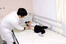 Bệnh nhi còn quá nhỏ thách thức các Bác sĩ tại BV TWQĐ 108 (Ảnh: BVCC) 