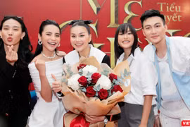 Nhiều sao trẻ tới chúc mừng Thanh Hằng ra mắt tiểu thuyết "Mẹ chồng" 