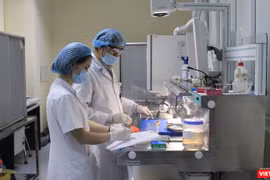 Các bác sĩ trong phòng xét nghiệm SARS-CoV-2 (Ảnh: BVE)