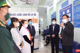 Thứ trưởng Bộ Y tế Đỗ Xuân Tuyên -trưởng đoàn công tác của Ban Chỉ đạo Quốc gia phòng, chống dịch COVID-19 đi kiểm tra địa bàn tỉnh Lào Cai (Ảnh: BYT) 