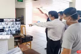 Đoàn kiểm tra khu cách ly tập trung tại Trường Đại học Ngoại ngữ - Tin học TP.HCM - Ảnh: Hoài Thương 