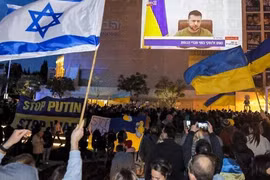 Những người đến xem bài phát biểu của Tổng thống Ukraine trên màn ảnh lớn tại Quảng trường Habima