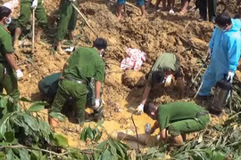 Hiện trường vụ tìm kiếm nạn nhân bị vùi lấp. Ảnh: CA QN.