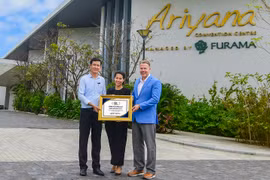 Đại diện Cung Hội nghị Quốc tế Ariyana Đà Nẵng cùng Giải thưởng M&C Asia Stella Awards 2020 với danh hiệu Cung hội nghị tốt nhất” khu vực Đông Nam Á.
