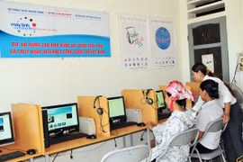 Người dân đến truy cập Internet tại điểm bưu điện văn hóa xã.