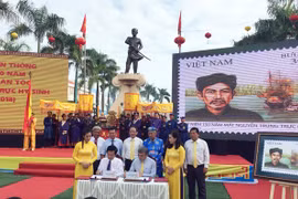Ông Nguyễn Minh Hồng - Thứ trưởng Bộ Thông tin & Truyền thông và ông Đỗ Thanh Bình - Phó Chủ tịch UBND tỉnh Kiên Giang ký phát hành bộ tem