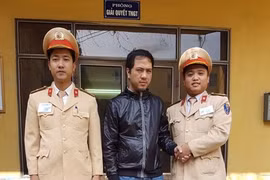 Anh Đặng Kim Minh cảm ơn Thượng úy Nguyễn Danh Lưu và Thiếu úy Nguyễn Văn Tùng.
