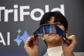 Mẫu điện thoại gập mới của Samsung. Ảnh: Reuters.