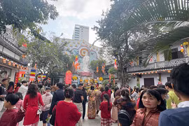 Sáng Mùng 1 Tết Ất Tỵ, người dân Đà Nẵng đổ về các ngôi chùa trên địa bàn để thăm viếng, cầu cho năm mới bình an.