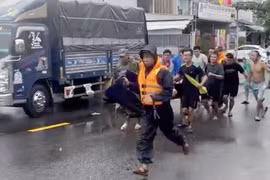 Người dân khiêng cả ghe đưa các nạn nhân bị ngạt khí thải máy nổ đi cấp cứu.