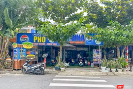 Sau 11 ngày kể từ thời hạn cơ quan chức năng phường Ngũ Hành Sơn (Đà Nẵng) yêu cầu chủ nhà hàng Laluna không tháo dỡ công trình trái phép thì nhà hàng này vẫn hoạt động bình thường như chưa có chuyện gì xảy ra. Ảnh chụp sáng ngày 9/9/2025.
