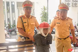 Người khách có biểu hiện bất thường bị lực lượng CSGT khống chế.