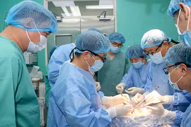 Ê kíp bác sĩ Bệnh viện Trung ương Huế đang thực hiện ca ghép tạng cho bệnh nhân.
