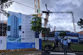 Hiện trường cẩu tháp bị gãy gập ở độ cao hơn 20m tại công trình Dự án chung cư Hiyori Aqua Tower.