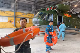Sư đoàn Không quân 372 sẵn sàng lực lượng, phương tiện bay và triển khai phương án vận tải phao cứu sinh bằng trực thăng đến các vùng ngập sâu, chia cắt của Gia Lai và Đắk Lắk.