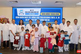 Lãnh đạo và nhân viên Bệnh viện Trung ương Huế chúc mừng ngày ra viện của các bệnh nhi vừa được ghép tủy thành công.