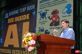 PGS.TS Tưởng Duy Hải, Đại học Sư phạm Hà Nội trình bày các nội dung ứng dụng AI trong giáo dục và chương trình giáo dục STEM cho giáo viên các cấp học tại chương trình tập huấn.