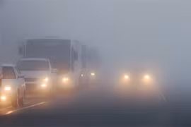 Lái xe trong điều kiện sương mù, tài xế cần bật đèn, giữ khoảng cách. Ảnh: Bagps