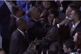 Tổng thống Obama đi bắt tay từng người 