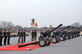 Nghi lễ của Bộ đội Vũ cảnh Trung Quốc trước giờ bắn đại bác. (Ảnh: Vĩnh Hà/Vietnam+)
