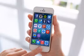 Apple vừa đưa ra lời xin lỗi vì đã bí mật hạn chế tốc độ của các mẫu iPhone cũ, nhằm giúp máy tránh bị sập nguồn đột ngột. (Ảnh: CNET)