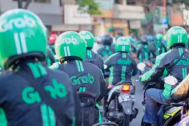 Grab vừa nhận thêm 1 tỷ USD từ các nhà đầu tư, chỉ hơn một tháng sau khi hãng nhận được 1 tỷ USD từ Toyota Motor Corp. (Ảnh: Bloomberg)