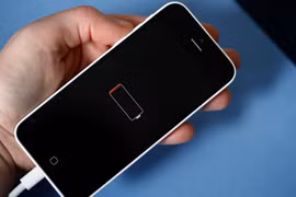 Trong một tuyên bố mới đưa ra, Apple nói việc làm chậm iPhone thông qua một phiên bản cập nhật phần mềm là cần thiết, vì pin trong các máy iPhone cũ đã quá già cỗi. (Ảnh: Huffington Post)