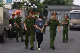 Nguyễn Thị Hồng Dung được đưa đến phiên xét xử.