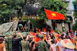 Xúc động hình ảnh người dân mang cờ, hoa chào tạm biệt các chú bộ đội