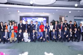 Tập thể lãnh đạo và nhân viên FPT tại văn phòng Đại Liên.