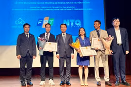 Bộ trưởng Bộ Thông tin và Truyền thông Nguyễn Mạnh Hùng trao bằng khen cho 3 doanh nghiệp công nghệ số Việt tại Hàn Quốc gồm FPT Korea, NTQ Solution Korea và CMC Korea. 