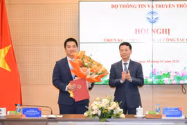 Bộ trưởng Nguyễn Mạnh Hùng trao Quyết định bổ nhiệm Phó Cục trưởng và giao quyền Cục trưởng Cục Chuyển đổi số quốc gia cho ông Hồ Đức Thắng - Giám đốc Trung tâm Thông tin (Ủy ban Quản lý vốn nhà nước tại doanh nghiệp).