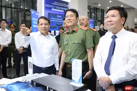Đại tướng Lương Tam Quang, Bộ trưởng Bộ Công an tham quan các gian triển lãm công nghệ an ninh mạng tại sự kiện Ngày An ninh mạng Việt Nam 6/8.