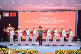 Bộ trưởng Lương Tam Quang trao quyết định tuyển chọn biên chế và phong cấp bậc hàm sĩ quan cho 8 lãnh đạo chủ chốt của MobiFone. Ảnh: Bộ Công an