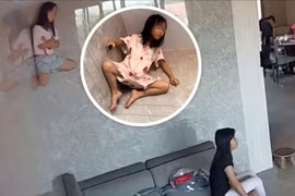 Cô bé dính người trên tường trong khi người nhà bình thản xem tivi bên dưới